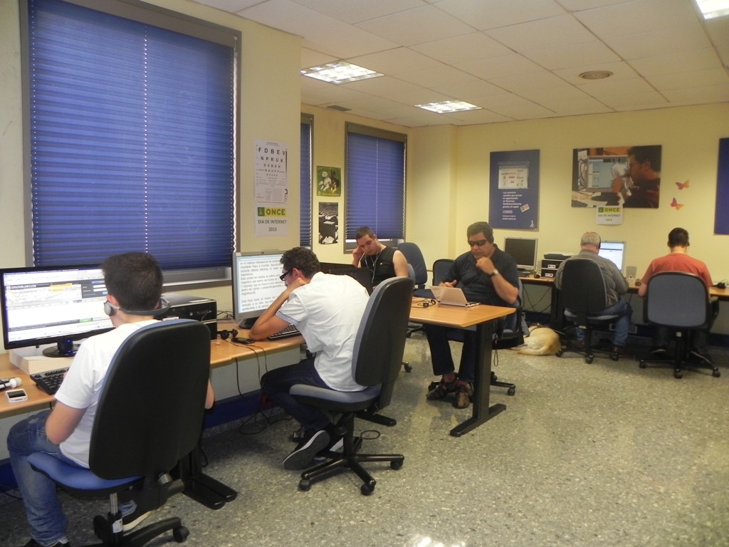 Participantes de la yincana online durante la prueba en la ONCE de Málaga