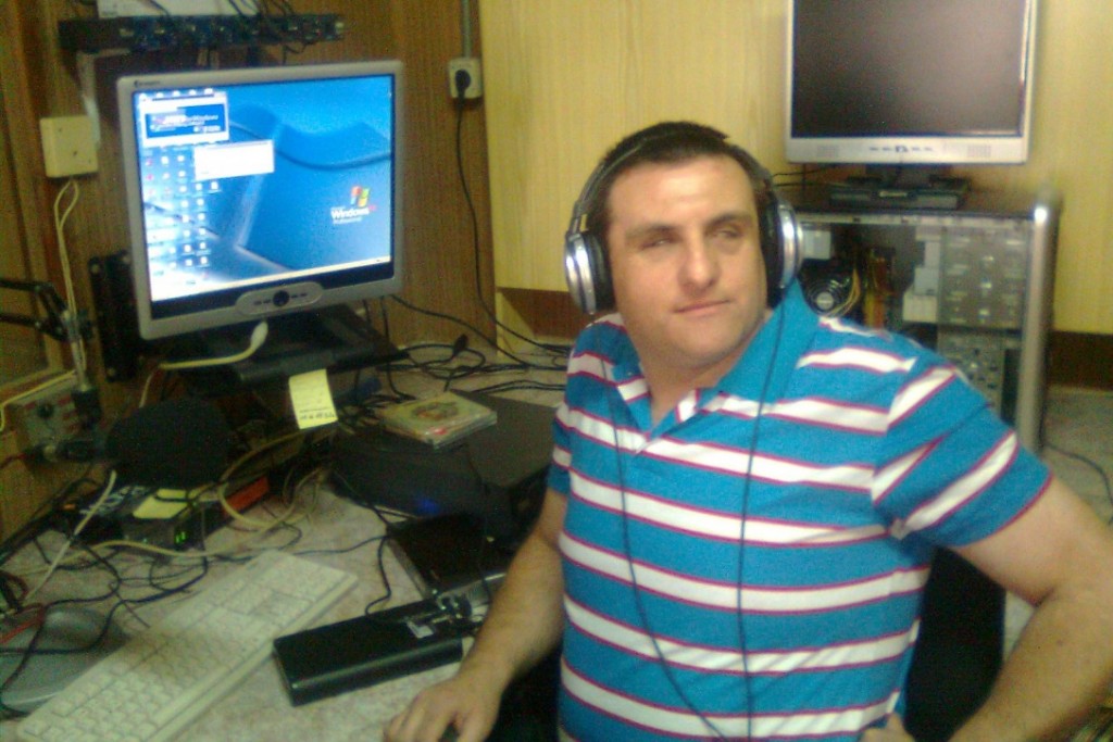 Quino Ceular, en su estudio de radioaficionado