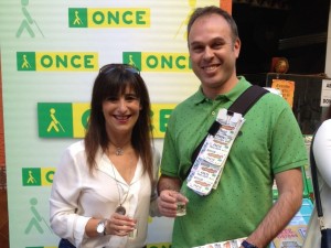 El vendedor José Daniel Losada con la directora de la ONCE en Algeciras, Concha de la Fuente