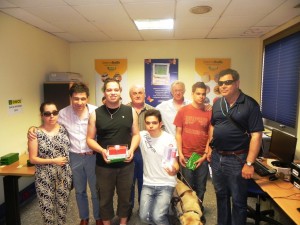 Foto de grupo de los ganadores de la yincana online accesible organizada por la ONCE de Málaga junto a la vicepresidenta primera del Consejo Territorial de Andalucía, Isabel Viruet, y el director de la ONCE en Málaga, José Miguel Luque