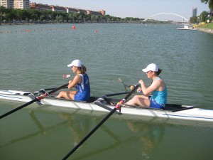 Dos chicas discapacitadas a los remos de una canoa en la dársena del Guadalquivir