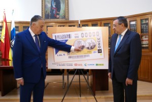 El subdelegado del Gobierno en Huelva, Enrique Pérez, junto al director de la ONCE en Huelva, Manuel Alborch, durante la presentación del cupón de la moneda de Huelva