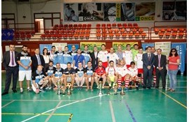 Los ganadores de España del Campeonato de Fútbol para Ciegos (B1) y deficientes visuales (B2 y B3) posan junto al secretario de Estado para el Deporte y representantes de la ONCE