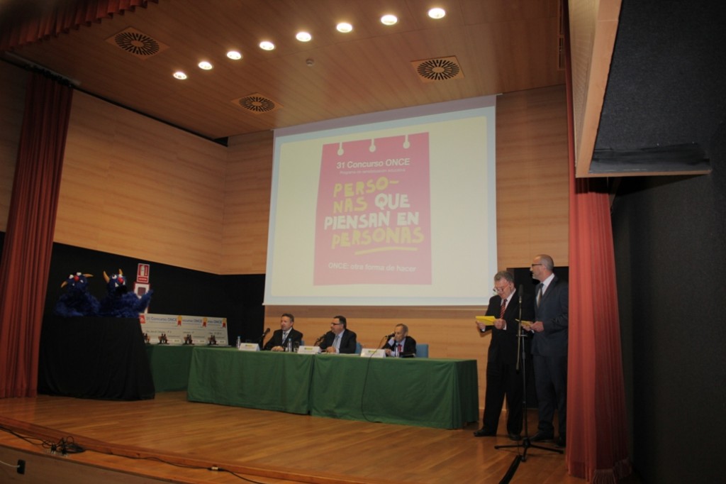 Los encargados de ofrecer los premios fueron el director general de Participación y Equidad de la Junta de Andalucía, Diego Ramos, el delegado territorial de ONCE Andalucía, Cristóbal Martínez, y el presidente del Consejo Territorial de ONCE Andalucía, Ventura Pazos
