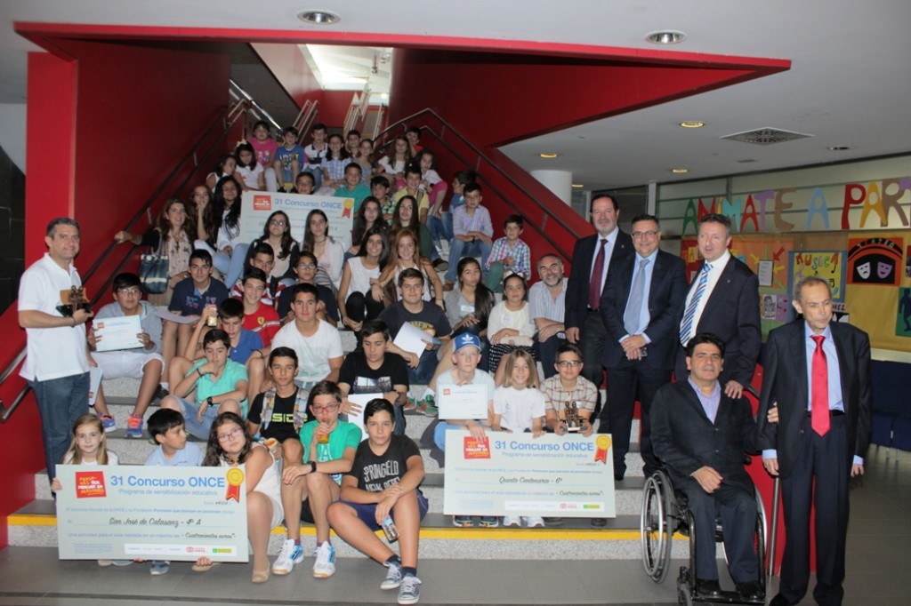 Foto de grupo de los tres colegios premiados junto al delegado territorial de Andalucía, Cristóbal Martínez, el presidente del Consejo Territorial, Ventura Pazos, y el director general de Personas con Discapacidad de la Junta de Andalucía, Gonzalo Rivas. Reportaje gráfico: Guillermo Sotelo ©