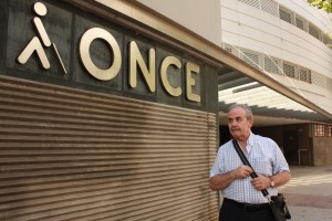 El catedrático de Matemática Aplicada de la Universidad de Sevilla, José Ramón Gómez, artífice de la Selectividad accesible, frente al CRE de Sevilla