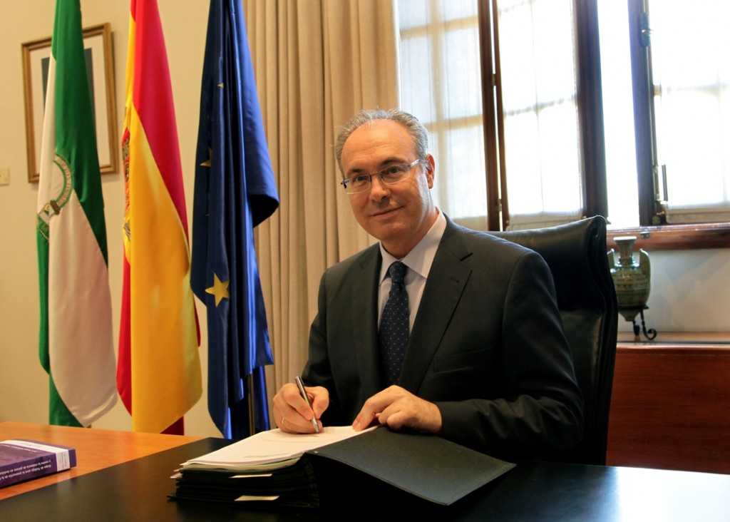 El presidente del Parlamento de Andalucía, Juan Pablo Durán, en su despacho