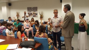 El delegado territorial de la ONCE en Andalucía, Ceuta y Melilla, Cristóbal Martínez, da la bienvenida a los alumnos frente al profesor Rafael Porlán y la directora del CRE de Sevilla, Eva Pérez