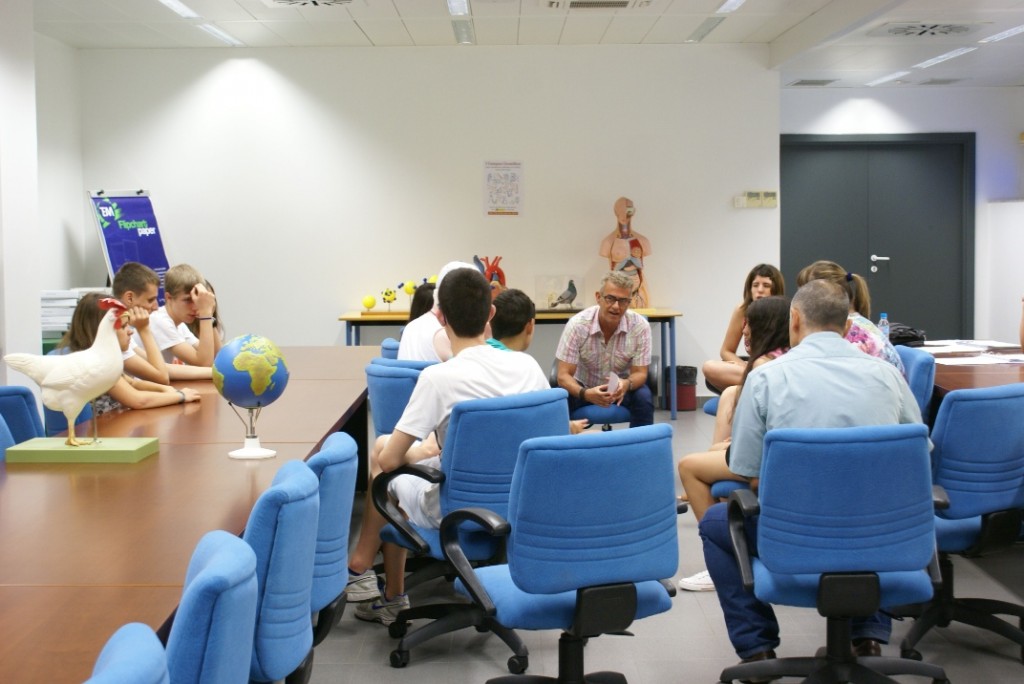 El catedrático Porlán dio la charla inaugural sobre la importancia de aprender ciencia
