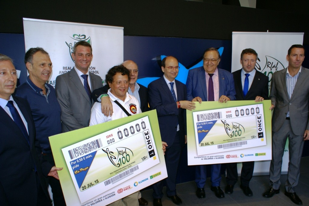 Foto de grupo de los asistentes al acto de presentación del cupón de la RFAF