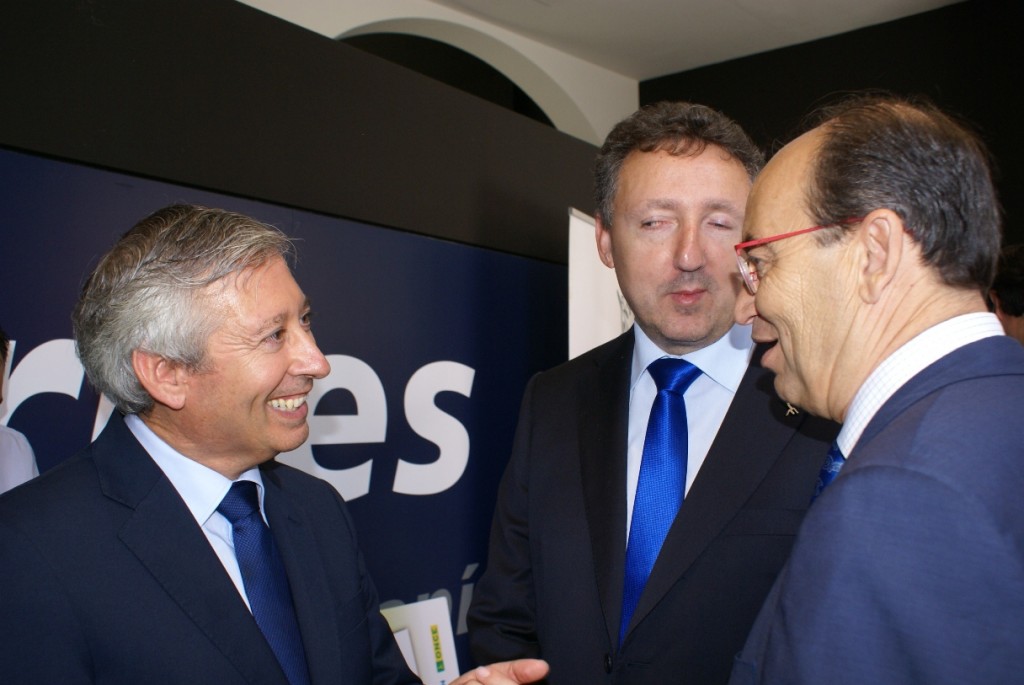 El delegado y el subdelegado territorial, Cristóbal Martínez y José Antonio Toledo, comparten un momento de charla con el presidente del Sevilla, Pepe Castro