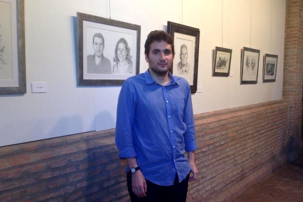 Fernando Escalante durante una exposición de sus obras