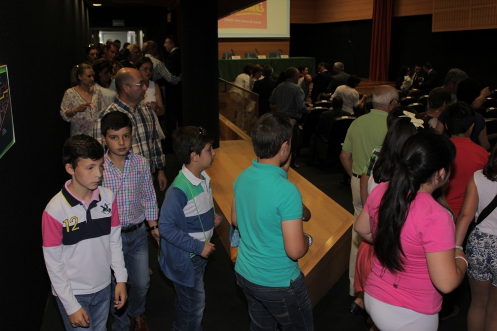 Los niños de los colegios ganadores entrando en el salón de actos del CRE de Sevilla
