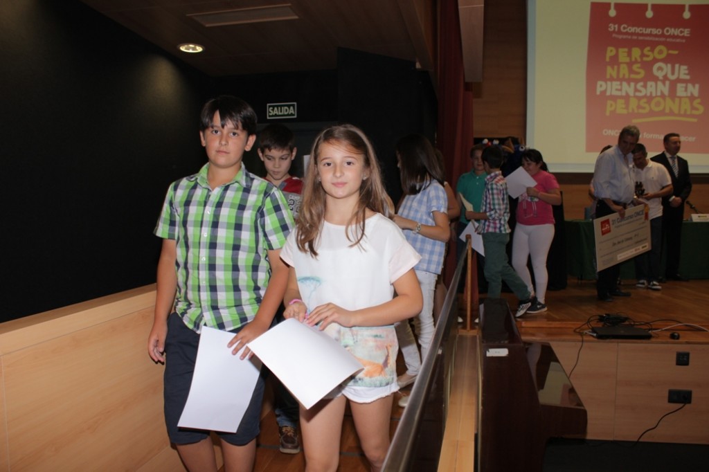 Los niños bajando del salón de actos tras recibir el diploma y el premio del Concurso Escolar ONCE