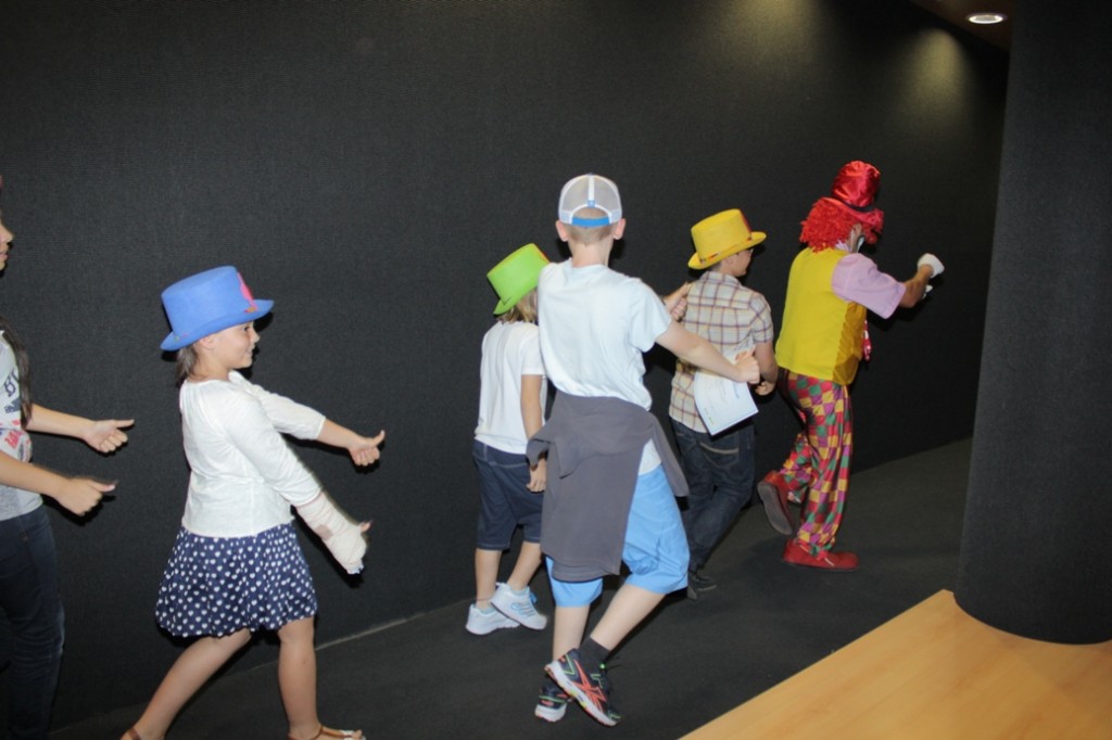 El grupo cómico acompañó a los alumnos durante el acto