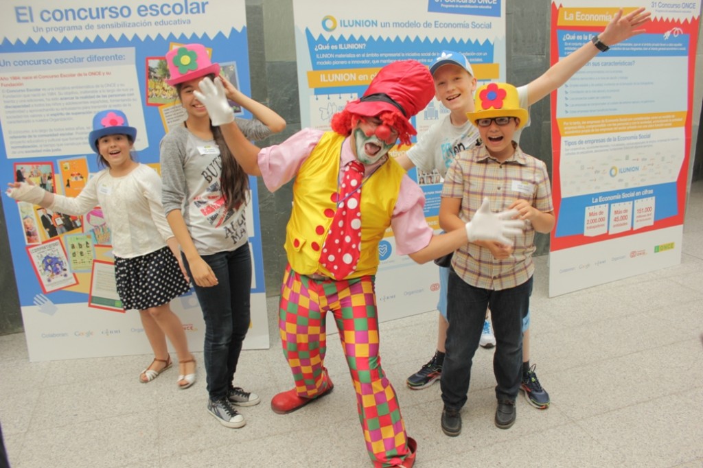 Los más pequeños se divirtieron con la compañía 'Majareta' a la salida del salón de actos
