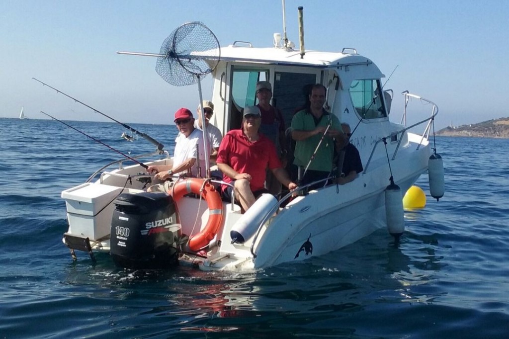 Algunos participantes finalizando la jornada de pesca antes de la vuelta a puerto