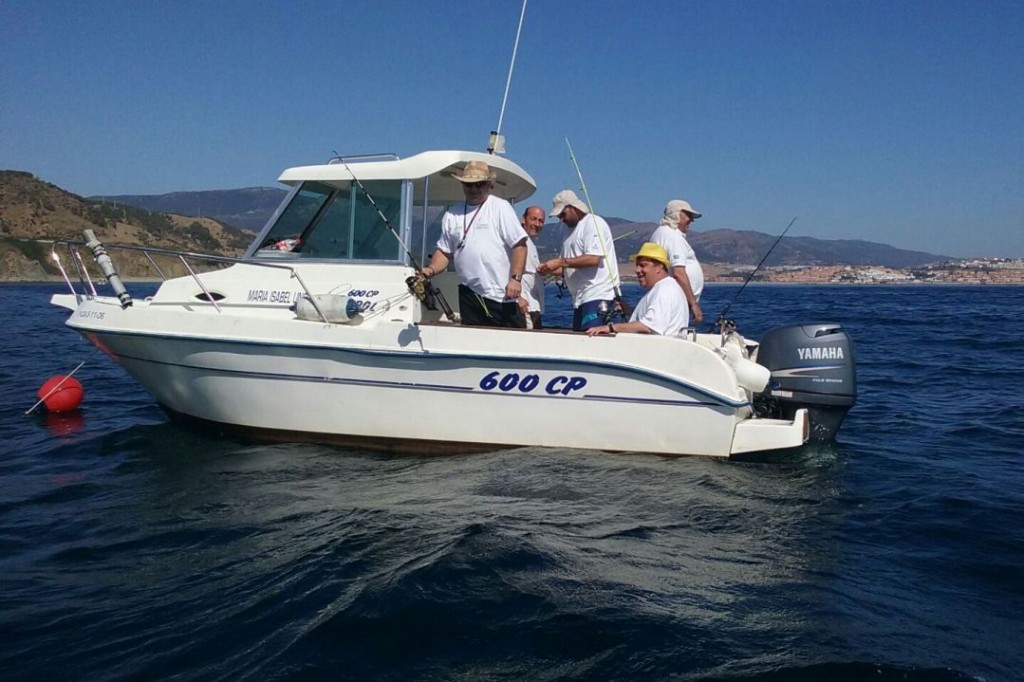 Los pescadores prepararon los aparejos de pesca una vez salieron de puerto