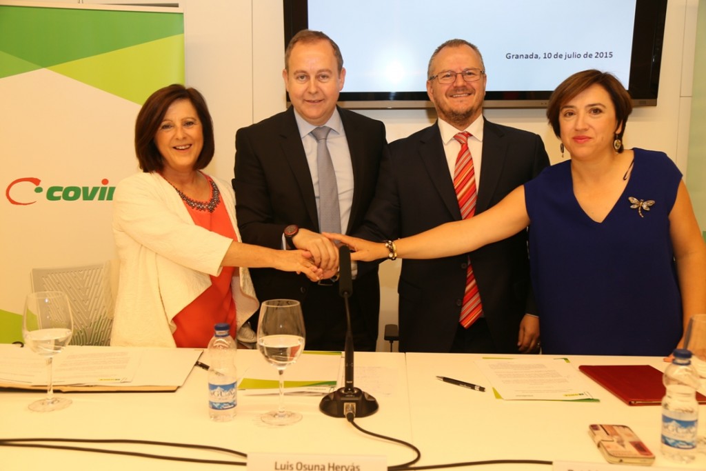 El director general adjunto de la ONCE, Patricio Cárceles, y el consejero delegado de Covirán, Luis Osuna, suscribieron el convenio, en presencia de la consejera de Igualdad y Políticas Sociales de la Junta de Andalucía, María José Sánchez Rubio