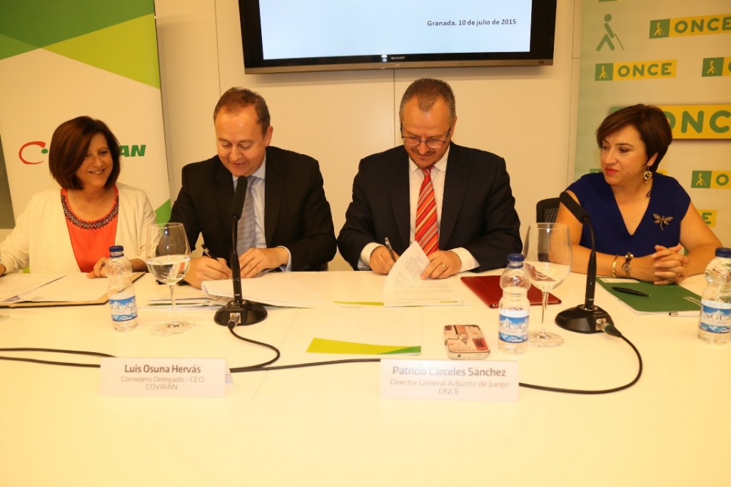 El director general adjunto de la ONCE, Patricio Cárceles, y el consejero delegado de Covirán, Luis Osuna, firmando el convenio de colaboración entre ONCE y Covirán