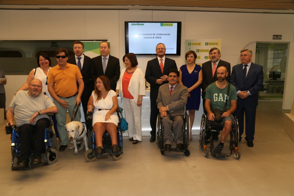 El convenio firmado por el director general adjunto de la ONCE, Patricio Cárceles, y el consejero delegado de Covirán, Luis Osuna, y la consejera de Políticas Sociales e Igualdad, María José Sánchez Rubio, pone de manifiesto la voluntad integradora de la firma granadina de supermercados Covirán en su red de tiendas