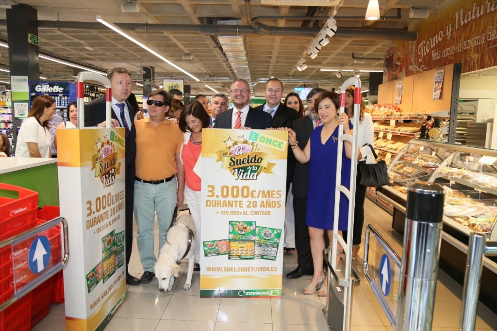 Entre las novedades que incluirá el nuevo convenio entre ONCE y Covirán se encuentra la comercialización de algunos productos de juego de la ONCE  en la propia línea de cajas