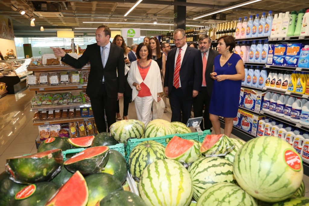 Los asistentes al acto de colaboración visitan el supermercado Covirán de 'La Ilusión', el único espacio certificado por AENOR en accesibilidad universal