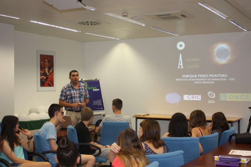 El jueves los alumnos disfrutaron de la charla "El Universo en tus manos" a cargo del científico granadino y afiliado a la ONCE, Enrique Pérez