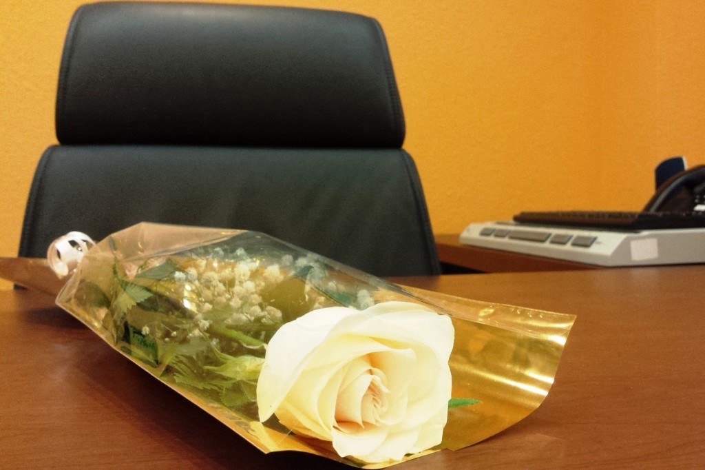 Una rosa blanca preside el despacho del ya fallecido presidente del Consejo Territorial de la ONCE, Ventura Pazos