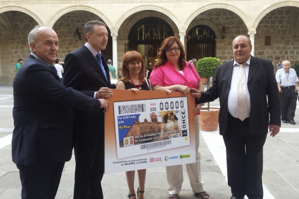El delegado territorial de ONCE en Andalucía, el ubetense Cristóbal Martínez, junto a la alcaldesa de Úbeda y los directores de la ONCE en Jaén y Úbeda, durante la presentación del cupón en el Hospital de Santiago