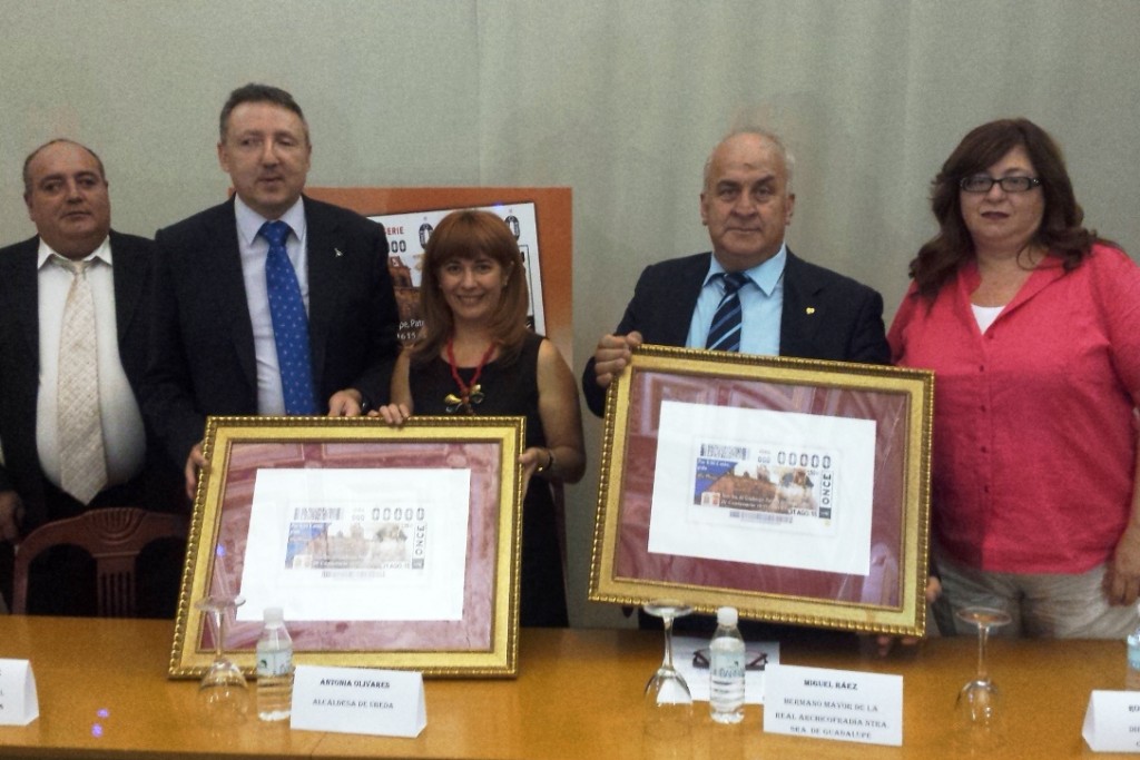 Los asistentes al acto durante la presentación ante la alcaldesa y los directores locales