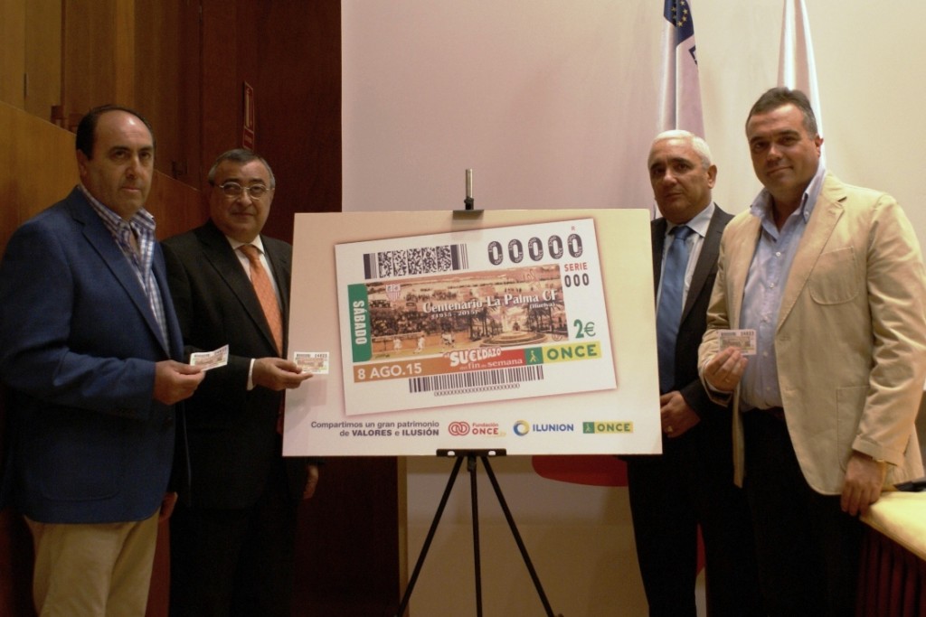 El director de la ONCE en Huelva, Manuel Alborch, junto al director de la ONCE en La Palma del Condado, Francisco Abad, durante la presentación del cupón ante el presidente de La Palma CF y el alcalde de la localidad