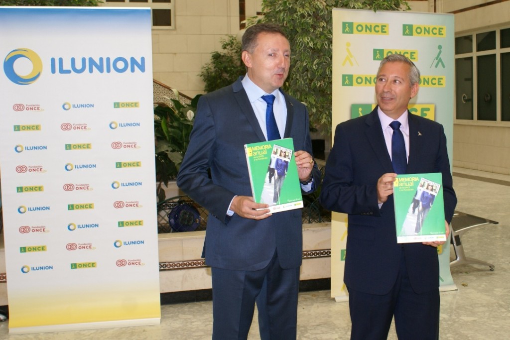 El delegado territorial de ONCE Andalucía, Ceuta y Melilla, Cristóbal Martínez, junto al subdelegado territorial, José Antonio Toledo, en la presentación de la Memoria ONCE Andalucía 2014