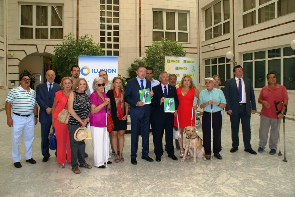El delegado y subdelegado territorial de ONCE Andalucía, Cristóbal Martínez y José Antonio Toledo, en la presentación de la memoria del pasado ejercicio junto a un grupo de trabajadores y afiliados