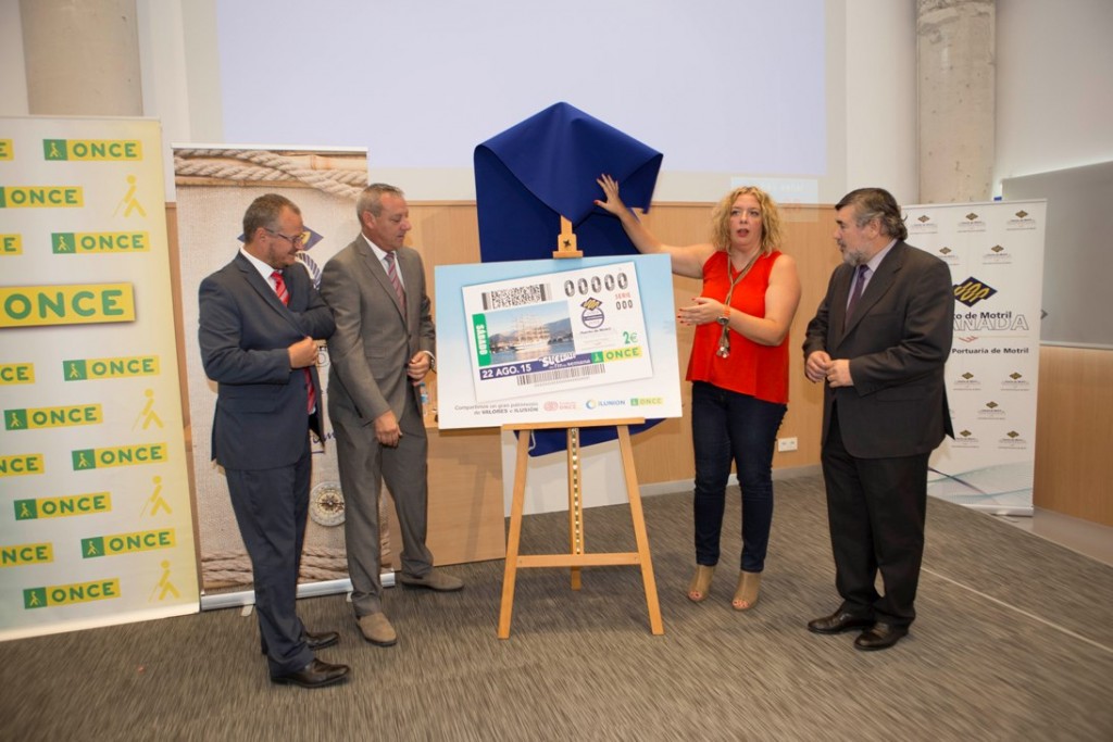 Los asistentes destaparon la imagen del cupón que lleva como protagonista una imagen del Royal Clipper, el velero más grande del mundo, a su llegada al puerto de Motril