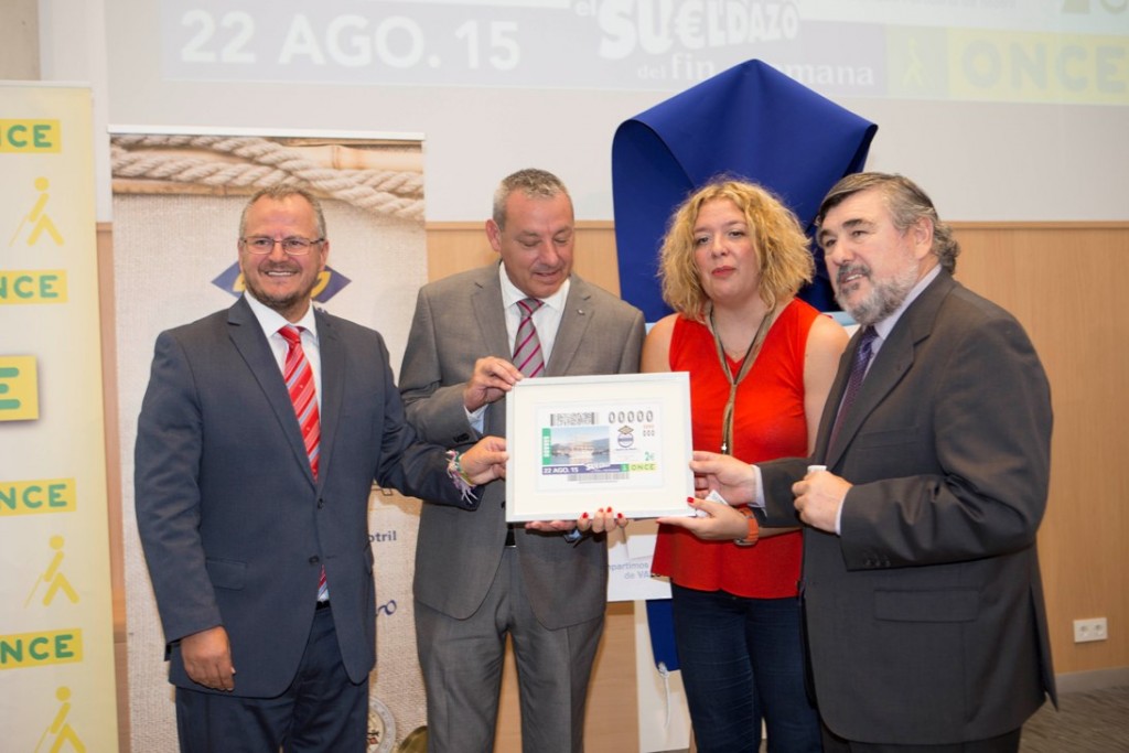 El director general adjunto de Juego de la ONCE, Patricio Cárceles, acompañó al presidente de la autoridad portuaria de Motril y a la primera edil de la localidad en la presentación del cupón del X aniversario
