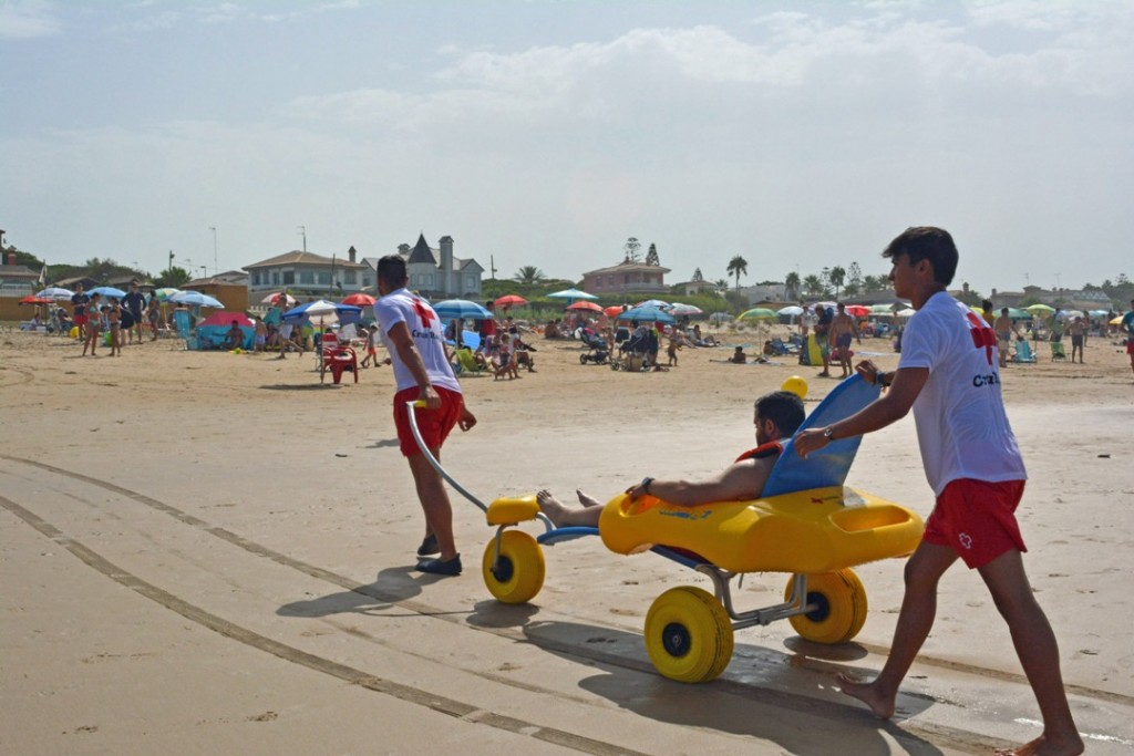 Demostración de la utilidad de la silla anfibia por parte de voluntarios especializados de Cruz Roja