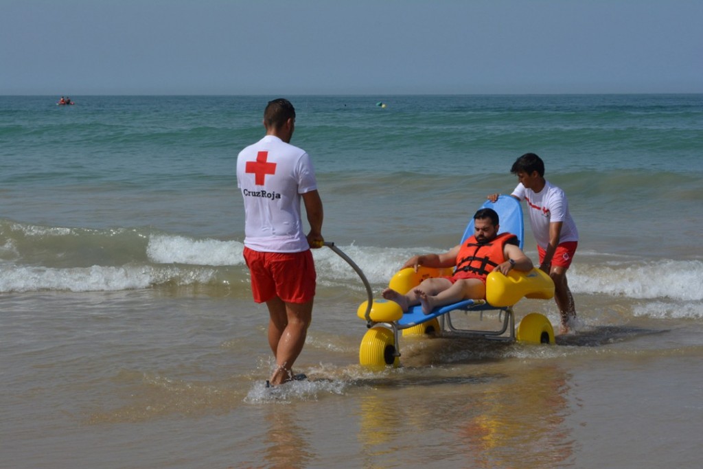 La silla anfibia fue uno de los aparatos con los que Fundación ONCE ha dotado a seis playas del litoral andaluz