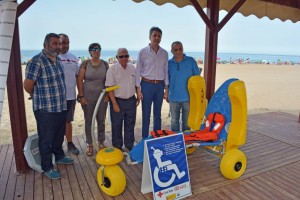 El director de la ONCE en Cádiz, Alberto Ríos, acogió la prensentación de los kits para el baño accesible en la playa de la Barrosa junto a miembros de Cruz Roja
