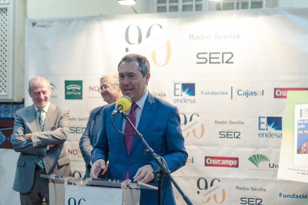 Juan Espadas desde el atril dirigiéndose al público.