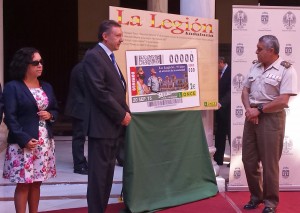 Martínez y Viruet frente al cartel grande con la imagen del cupón y al otro lado el teniente general Francisco Javier Varela