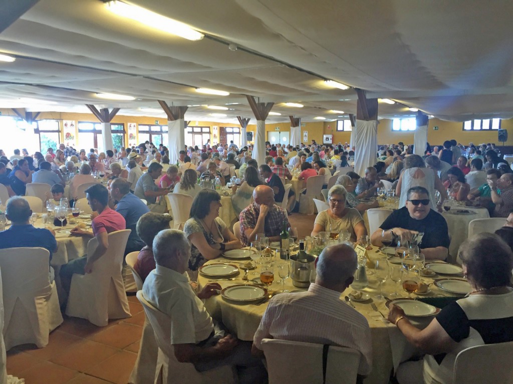 Perspectiva del salón repleto de personas durante la comida central del Día de la ONCE en Cádiz