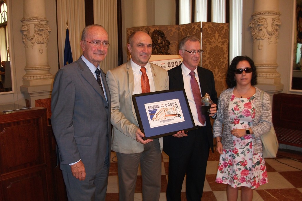 De izquierda a derecha el alcalde de Málaga, el decano de la Facultad, director ONCE en Granada y presidenta del Consejo Territorial