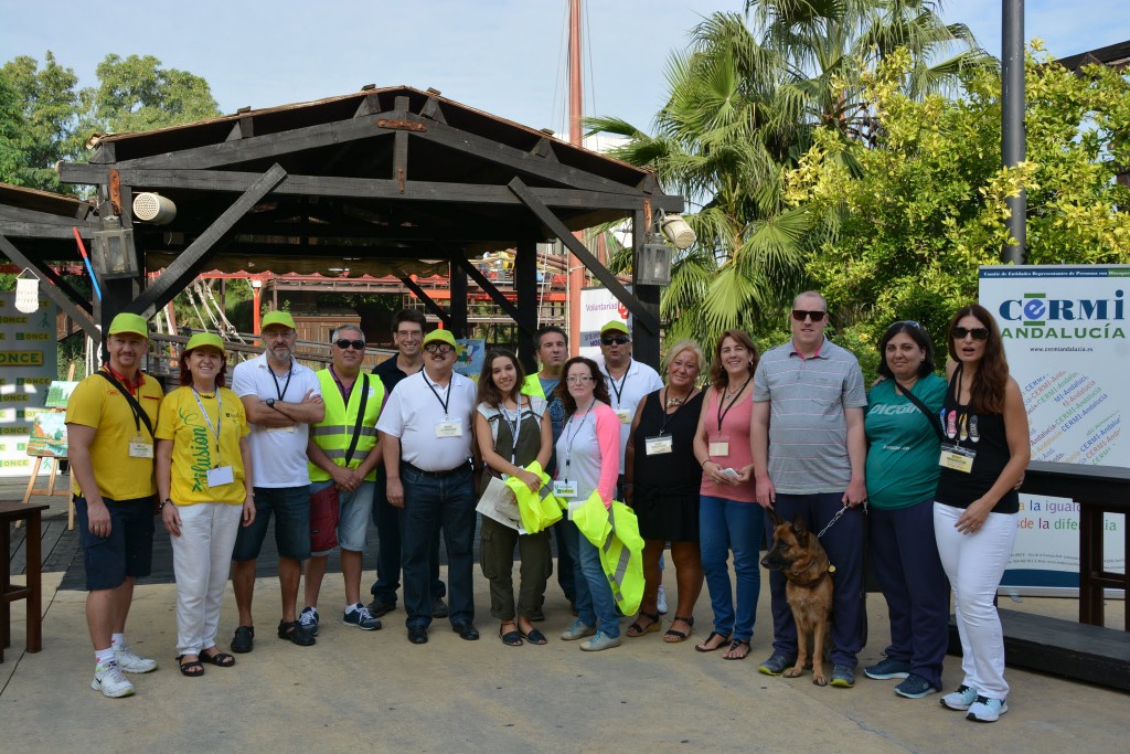 Foto de familia en la entrada del parque de Isla Mágica de los que estuvieron atendiendo los talleres y stands por la mañana en Isla Mágica