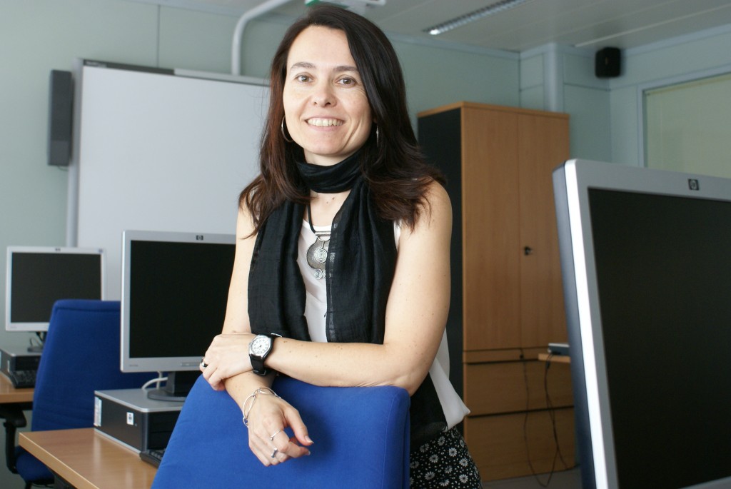 La directora del CRE en el aula de Informática