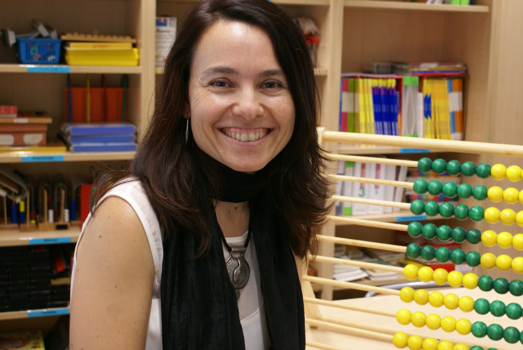 Eva Pérez, muy sonriente, en un aula del centro