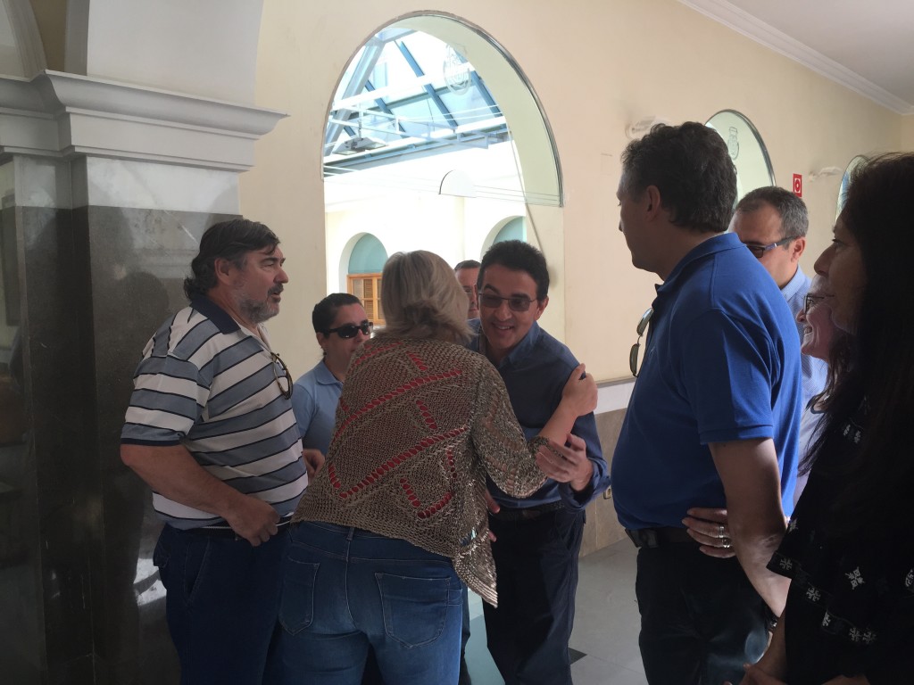 Abrazo entre Andres Ramos y la alcaldesa de Guadix en presencia del resto de representantes de la ONCE dentro del ayuntamiento