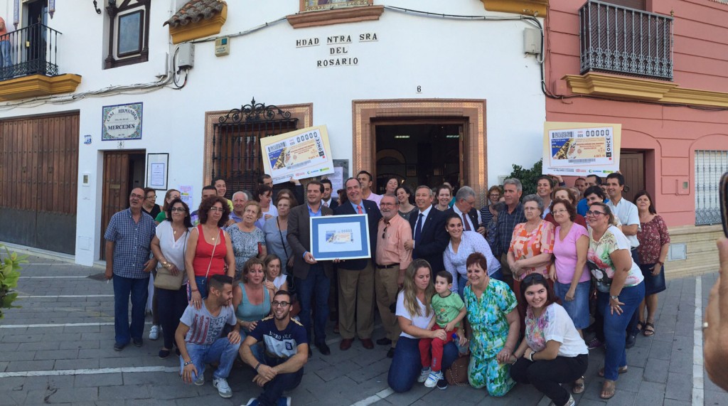 El subdelegado territorial acompañado de un numeroso grupo de miembros de la Hermandad a las puertas de su sede