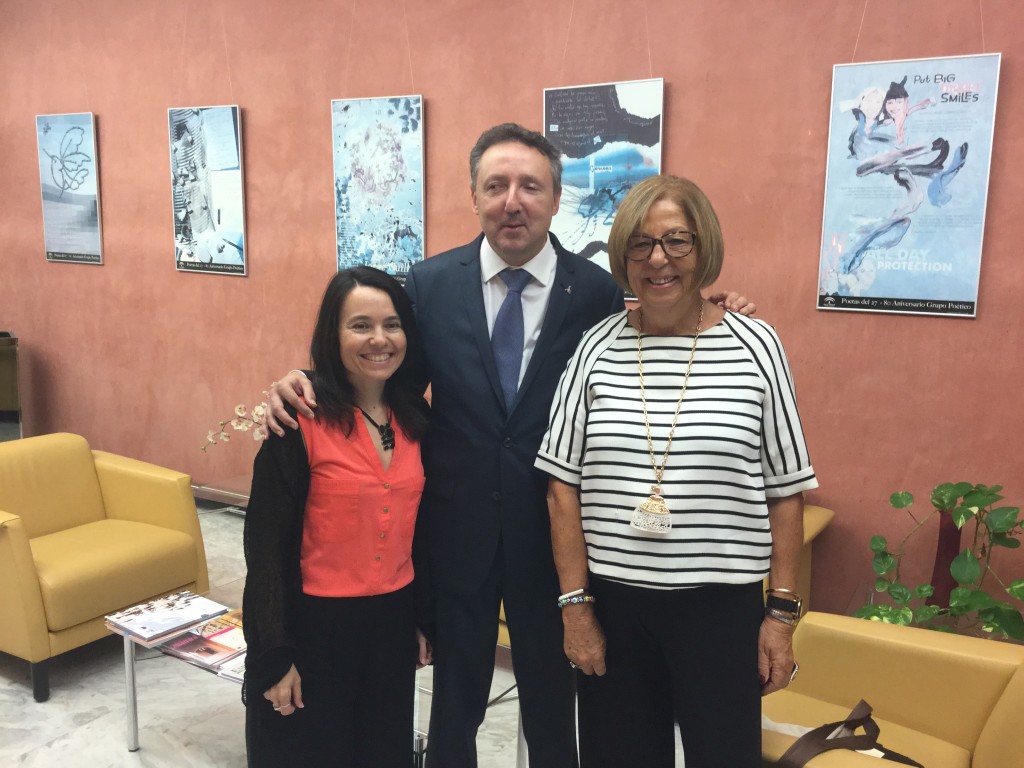 De izquierda a derecha Eva Pérez, Cristóbal Martínez y Adelaida de la Calle, de pie, en el despacho de la consejera