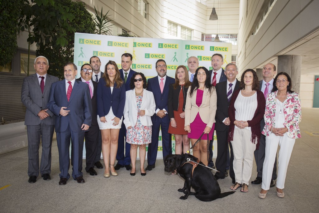 Foto de familia en el patio del CRE del Consejo Territorial